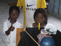 Bauchladentheater Zuschauerinnen: 'ecopole', im Senegal in Dakar