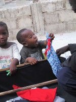 Bauchladentheater Workshop: Kinder auf der Dachterasse von  'Goorgolou', in Yembeul in Dakar, Senegal