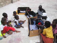 Bauchladentheater Projekt mit dem GI Dakar in Yembeul: auf der Dachterasse von  'Goorgolou', in Yembeul in Dakar, Senegal | Kinder, Chen und Mbei
